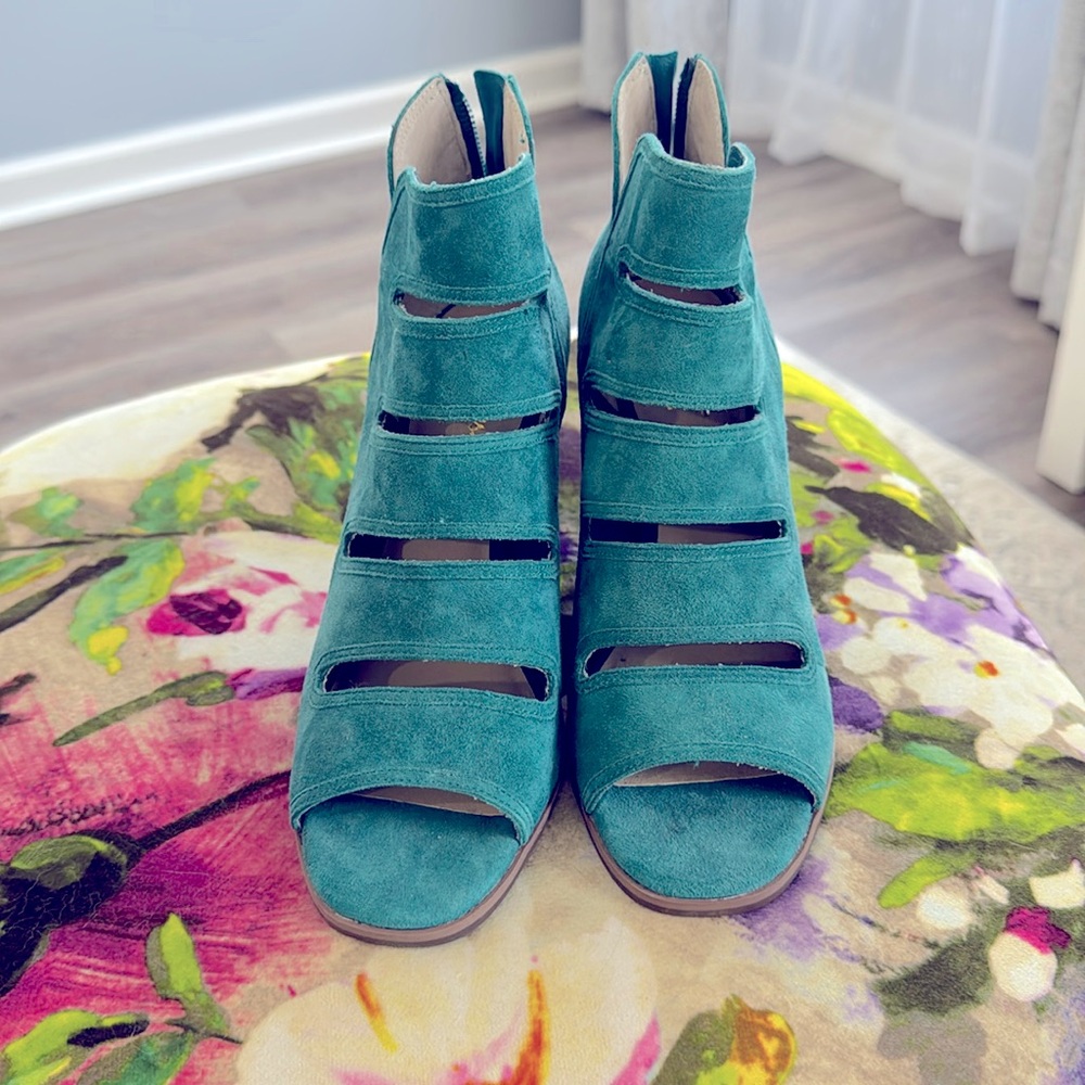 NWOT Seychelles Real Suede Size 6 Heels